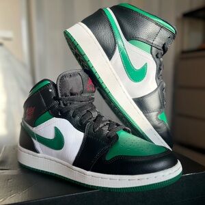 Air Jordan 1 MID (GS) Size 7y “Black/Pine Green”